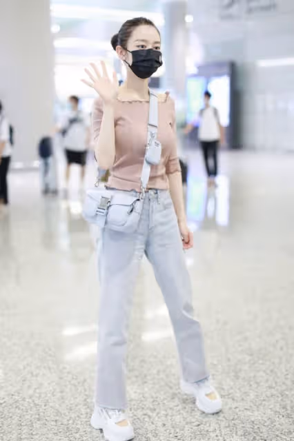吉娜的身材真讓人嫉妒，穿寬鬆的牛仔褲也能看出曲線感，瘦也好看