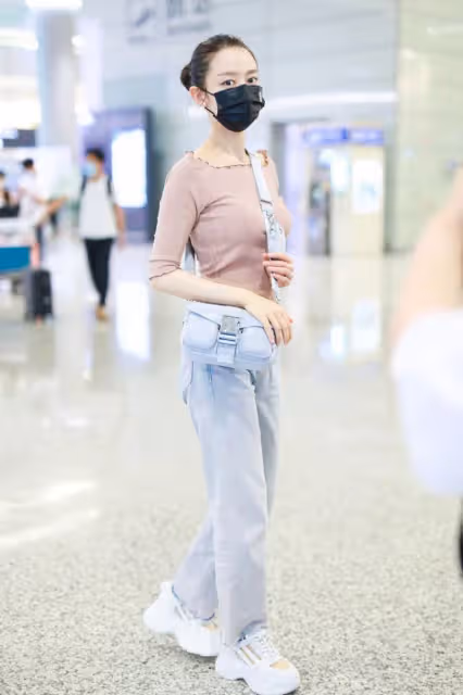 吉娜的身材真讓人嫉妒，穿寬鬆的牛仔褲也能看出曲線感，瘦也好看
