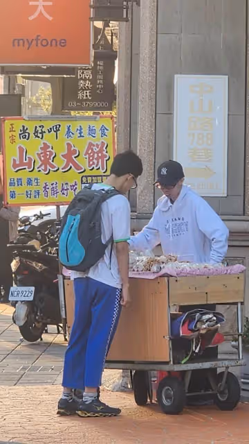 不斷換工作!知名網紅路邊擺攤「賣山東大餅」近況曝光 他曝「一天能賺進800塊」:不用每天吃泡麵了