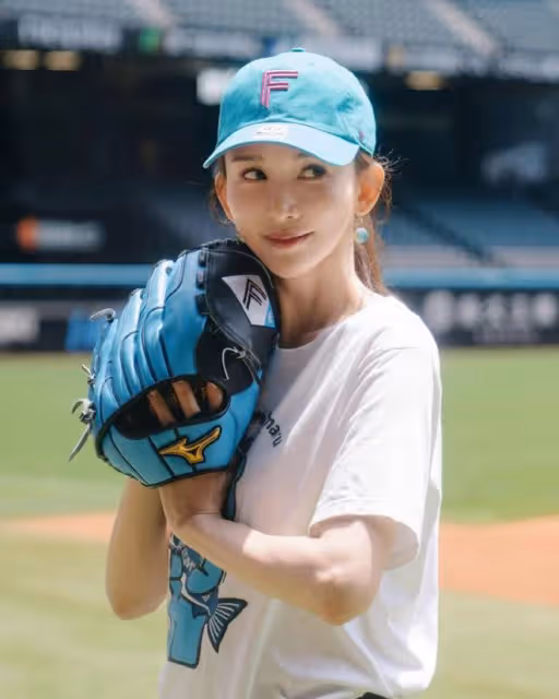林志玲棒球賽開球,在球場上跳舞太可愛,身材比韓國女愛豆還好