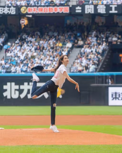 林志玲棒球賽開球,在球場上跳舞太可愛,身材比韓國女愛豆還好