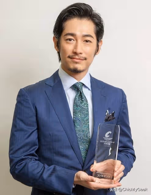 他是日娛一代美少年,紅得發紫時為女友暫停事業,低調結婚生子!