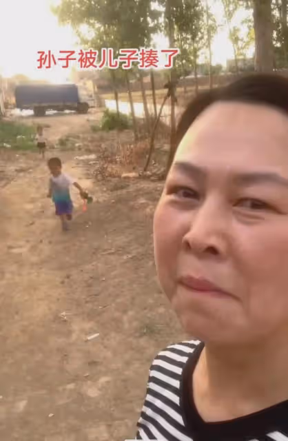 44歲女子當媽媽又當奶奶,孫子比兒子大追著狂揍,女子:該護著誰