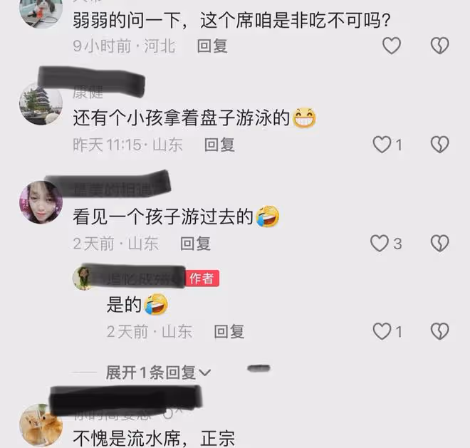 村裡辦席突遇大暴雨,客人半個身子泡在水裡吃席:這席非吃不可?