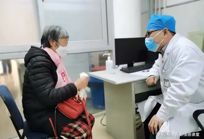 我丁克被誤診患癌,哥嫂們沉不住氣,來我家大鬧:車房都得給我們