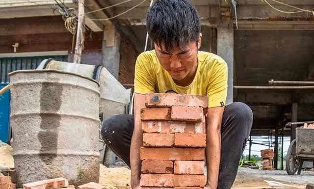 回顧:在工地搬磚高考713分,被嘲考上清華也沒用的林萬東咋樣了