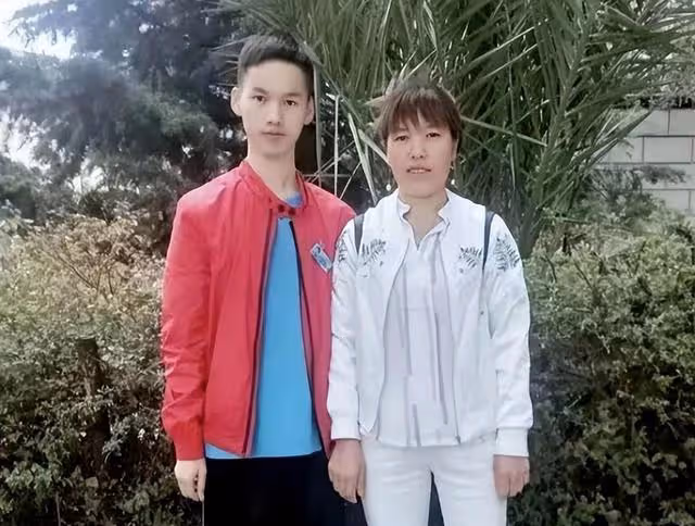 回顧:在工地搬磚高考713分,被嘲考上清華也沒用的林萬東咋樣了