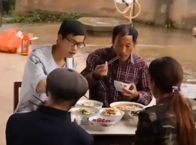 回顧:在工地搬磚高考713分,被嘲考上清華也沒用的林萬東咋樣了