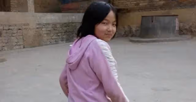 回顧：她4歲失去雙腿靠半個籃球走路！曾經那個小女孩如今怎樣了