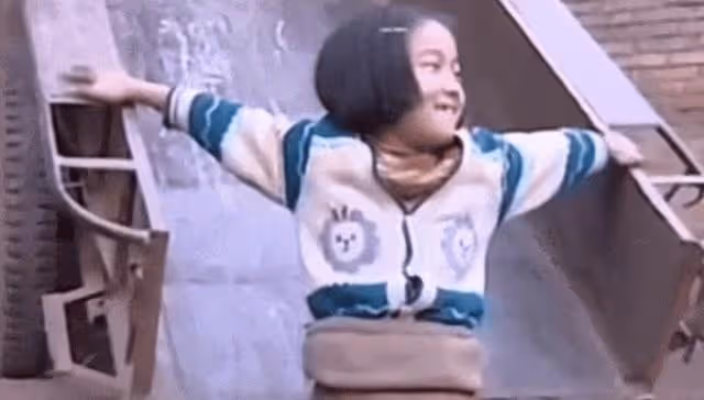 回顧：她4歲失去雙腿靠半個籃球走路！曾經那個小女孩如今怎樣了