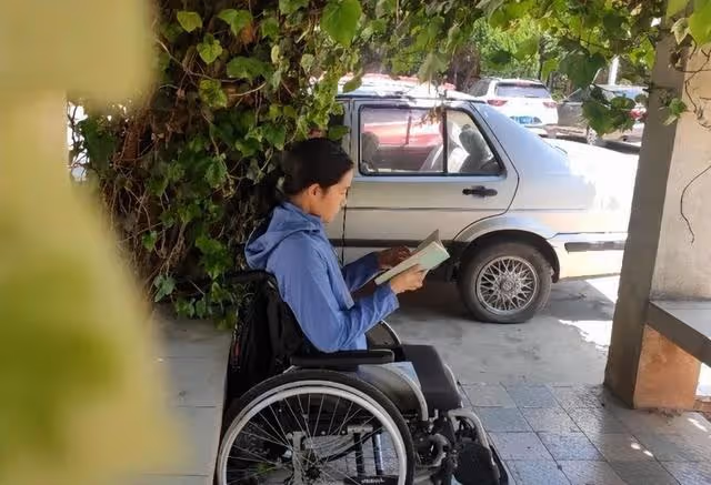 回顧:她4歲失去雙腿靠半個籃球走路!曾經那個小女孩如今怎樣了