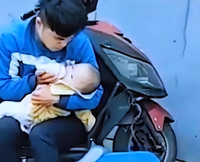 回顧:4年前外賣小哥帶6月女嬰送餐走紅,受邀央視,如今怎樣?