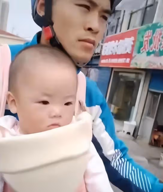 回顧:4年前外賣小哥帶6月女嬰送餐走紅,受邀央視,如今怎樣?