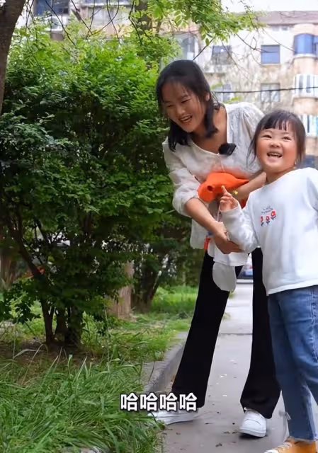 回顧：4年前外賣小哥帶6月女嬰送餐走紅，受邀央視，如今怎樣？
