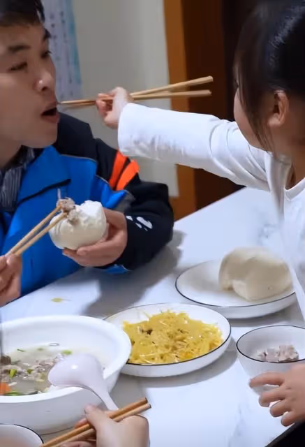 回顧：4年前外賣小哥帶6月女嬰送餐走紅，受邀央視，如今怎樣？
