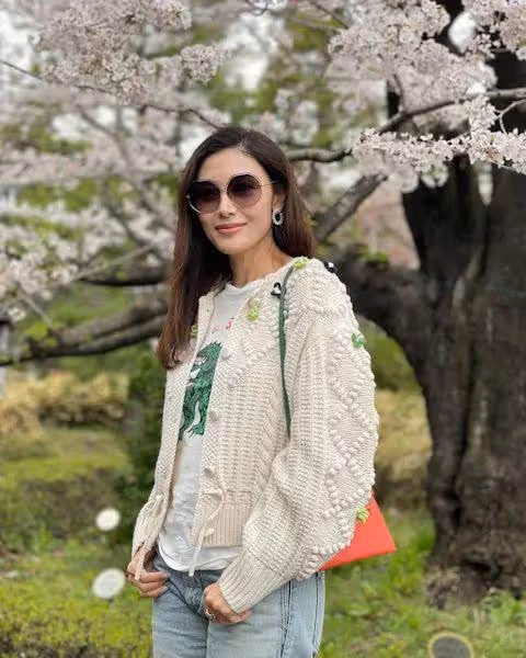 最美港姐54歲生日甜蜜秀恩愛,獲贊逆齡生長,與富商老公結婚16年恩愛依舊
