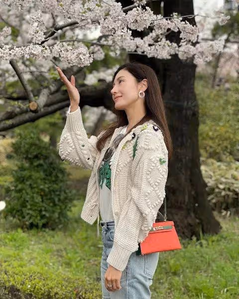 最美港姐54歲生日甜蜜秀恩愛,獲贊逆齡生長,與富商老公結婚16年恩愛依舊