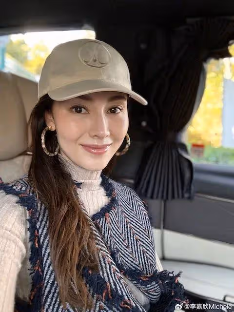 最美港姐54歲生日甜蜜秀恩愛,獲贊逆齡生長,與富商老公結婚16年恩愛依舊