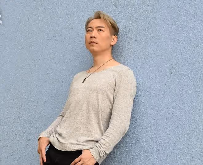 43歲TVB中年男歌手面對負評不反擊,為實現導演夢把握每個工作機會