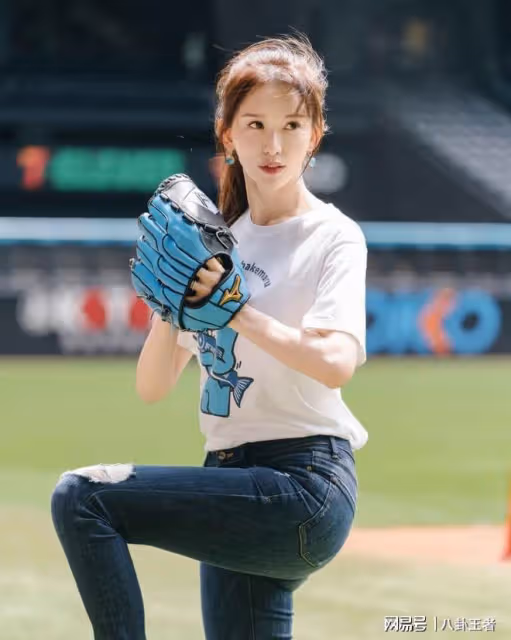 50歲林志玲棒球賽開球!球場跳舞太可愛,身材比韓國女愛豆還好