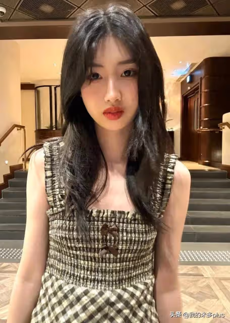 馮小剛養女曬度假照，56歲徐帆素顏出鏡，為徐朵買口紅香水好大方