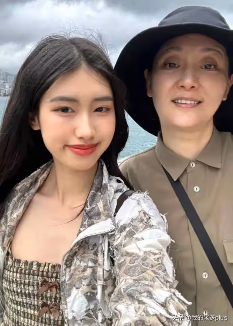 馮小剛養女曬度假照，56歲徐帆素顏出鏡，為徐朵買口紅香水好大方