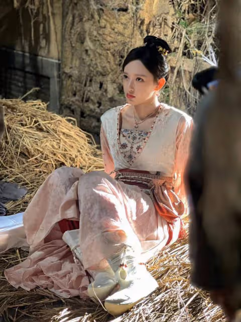 程瀟曬照告別《顏心記》，古裝造型元氣甜美