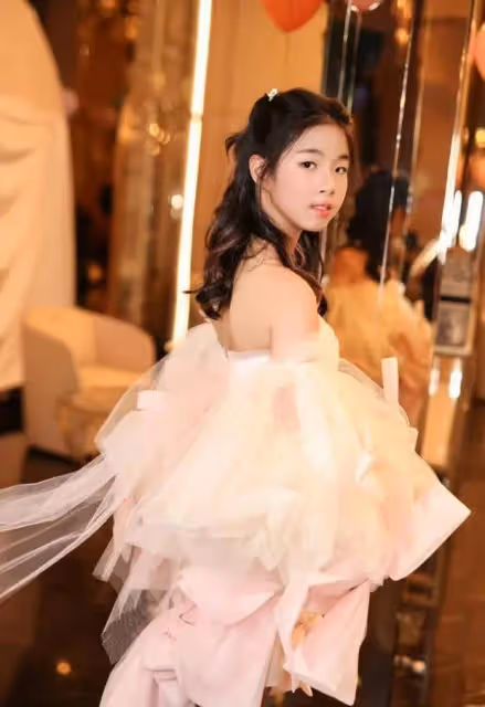 黃奕曬女兒party照！12歲黃芊玲身材苗條