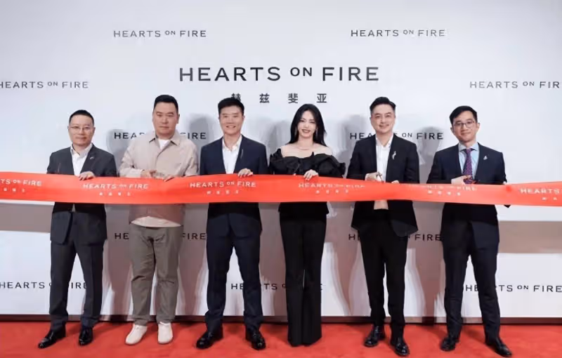 姚晨露肩上衣配珠寶優雅摩登,鼓勵年輕女性自信不盲從