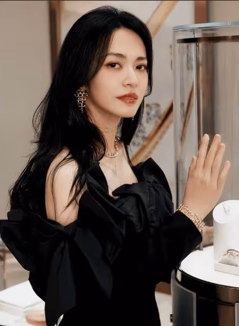 姚晨露肩上衣配珠寶優雅摩登,鼓勵年輕女性自信不盲從