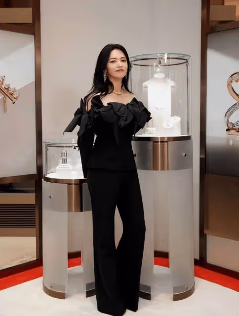 姚晨露肩上衣配珠寶優雅摩登,鼓勵年輕女性自信不盲從