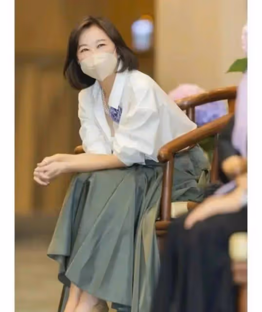 被69歲林青霞的打扮驚艷了!發燙卷、衣成套穿,優雅迷人有氣質