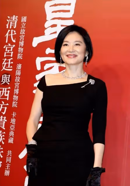 被69歲林青霞的打扮驚艷了!發燙卷、衣成套穿,優雅迷人有氣質