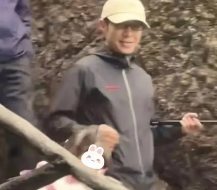 撒貝寧端午全家旅遊！龍鳳胎騎脖子上，嬌妻穿衣樸素白得發光