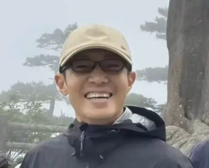 撒貝寧端午全家旅遊!龍鳳胎騎脖子上,嬌妻穿衣樸素白得發光