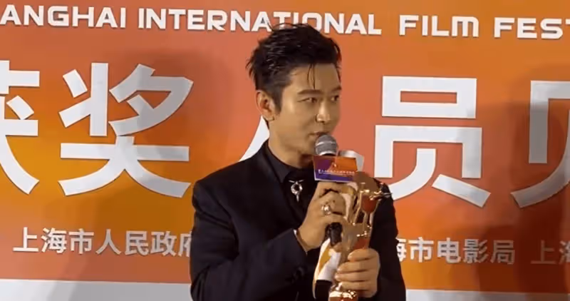 黃曉明透露自己有一部減肥30斤的戲還沒上映,兩部戲差了50斤