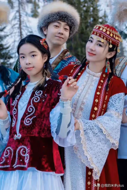 黃奕曬女兒畢業同學會,11歲黃芊玲穿公主裙亮相,繼承媽媽美貌