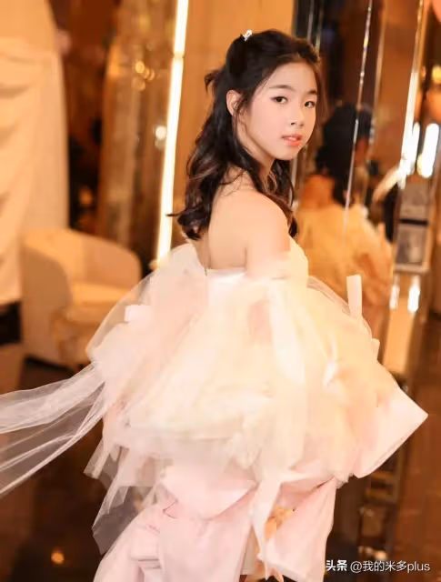 黃奕曬女兒畢業同學會,11歲黃芊玲穿公主裙亮相,繼承媽媽美貌