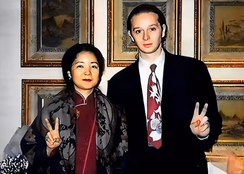 成龍終於與鄧麗君私生子相認,贈二十多億給對方?