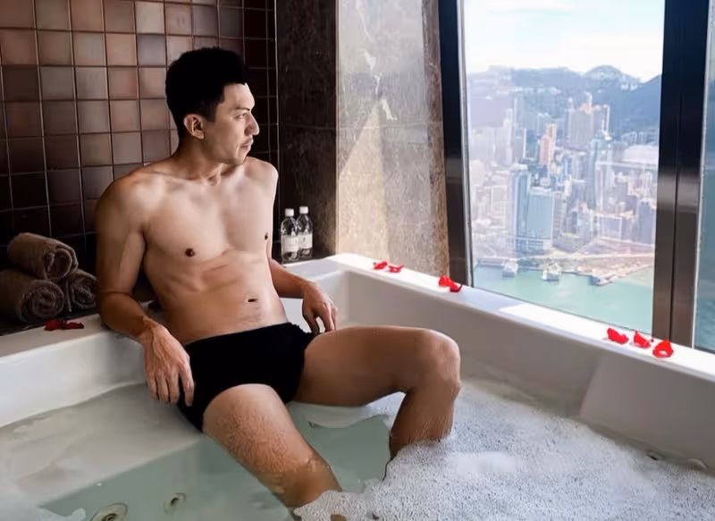 TVB一線男星袁偉豪淪為男配角,因拍劇過度減肥,顏值斷崖式下滑