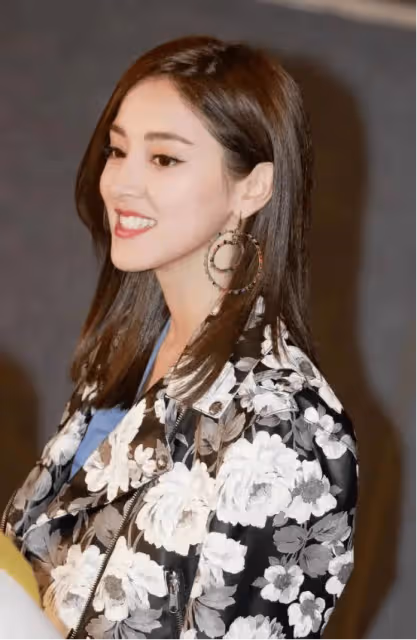 老夫少妻生活甜蜜!TVB知名視帝與內地平台合作新電影,被網友嘲笑有老人味