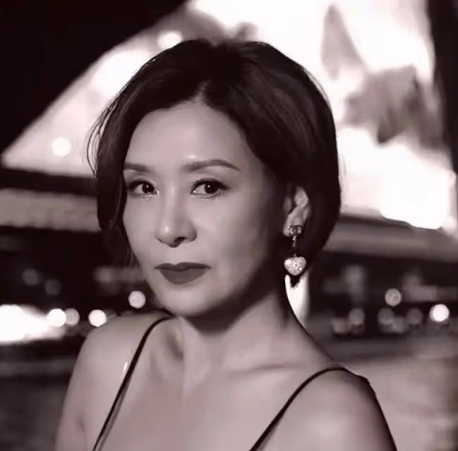 58歲香港知名女星風韻猶存，艷壓一代性感女神，多次被曝與小鮮肉曖昧