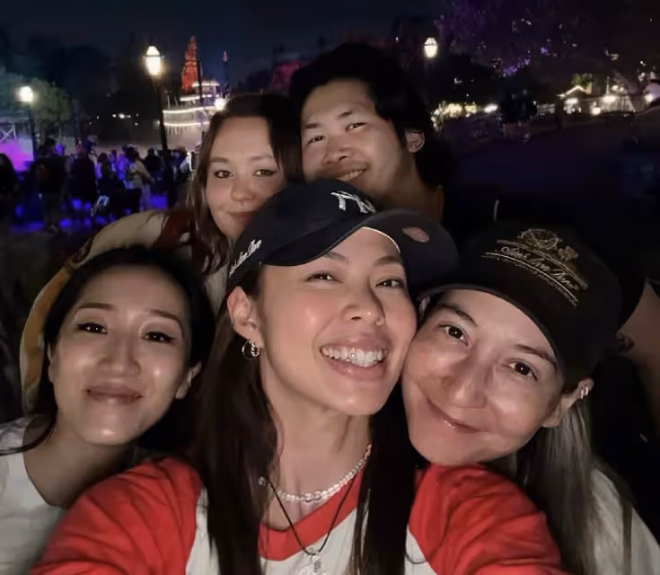 港星王敏德大女兒秀恩愛,與同性愛人結婚兩年,定居國外感情穩定