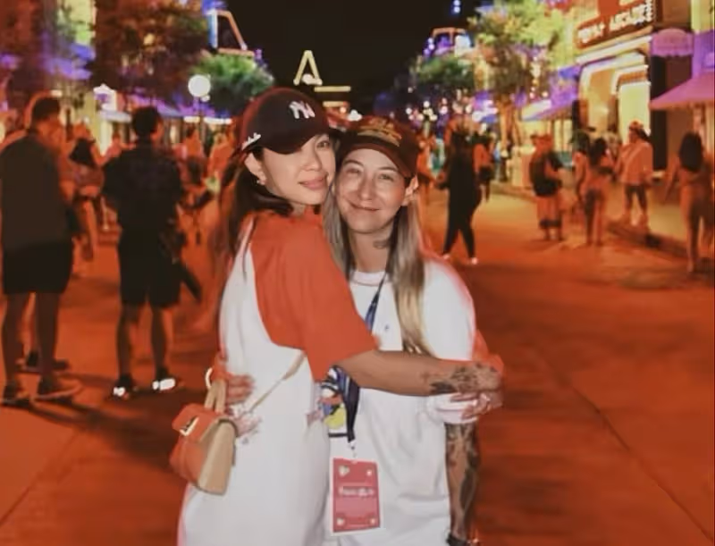 港星王敏德大女兒秀恩愛,與同性愛人結婚兩年,定居國外感情穩定