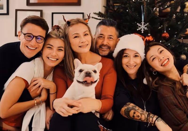 港星王敏德大女兒秀恩愛，與同性愛人結婚兩年，定居國外感情穩定
