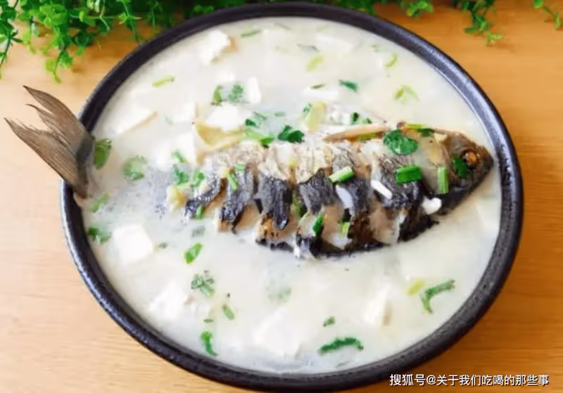 不管燉什麼魚，牢牢記住這3點，魚湯燉好又濃又白，鮮香沒腥味