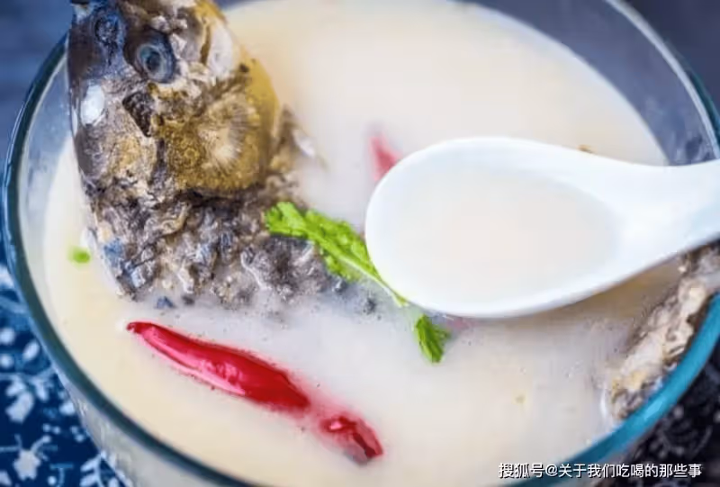 不管燉什麼魚，牢牢記住這3點，魚湯燉好又濃又白，鮮香沒腥味
