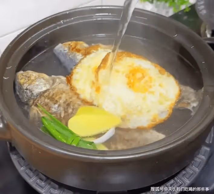 不管燉什麼魚，牢牢記住這3點，魚湯燉好又濃又白，鮮香沒腥味
