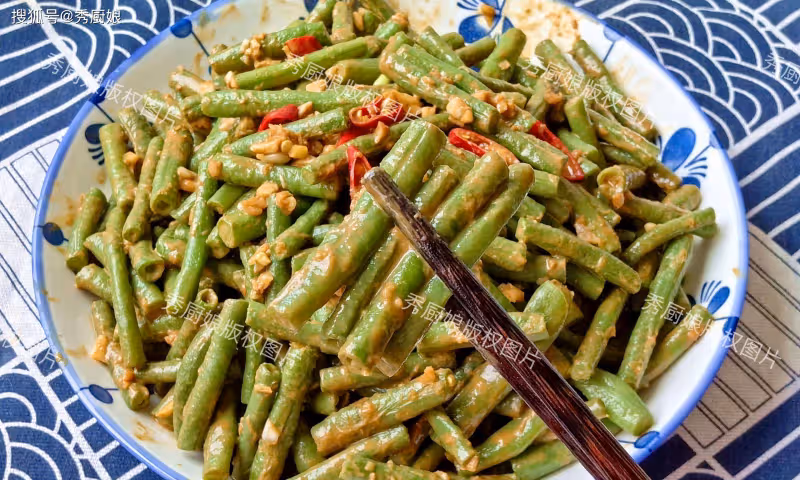 夏天這菜使勁吃，3塊一把的「菜中上品」！焯水一拌，好吃不上火