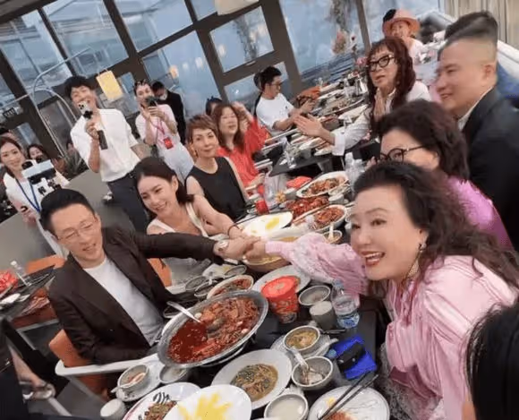 霸總寵妻!汪小菲慶祝新店開業,現場表白妻子,她是來跟我過日子不是來工作